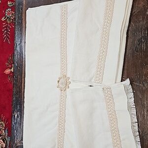 NWOT Avanti (3 pc)  Towel Set